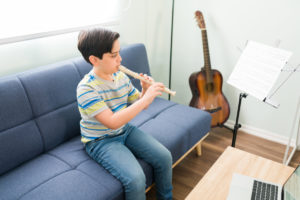 developing my musical skills caucasian elementary boy playing his favorite song flute while sitting living room his online lessons scaled e1673886408728 300x200 - Hudobné nadanie