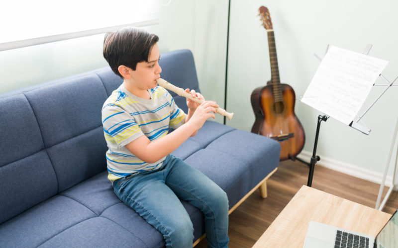 developing my musical skills caucasian elementary boy playing his favorite song flute while sitting living room his online lessons scaled e1673886408728 800x500 - Hudobné nadanie